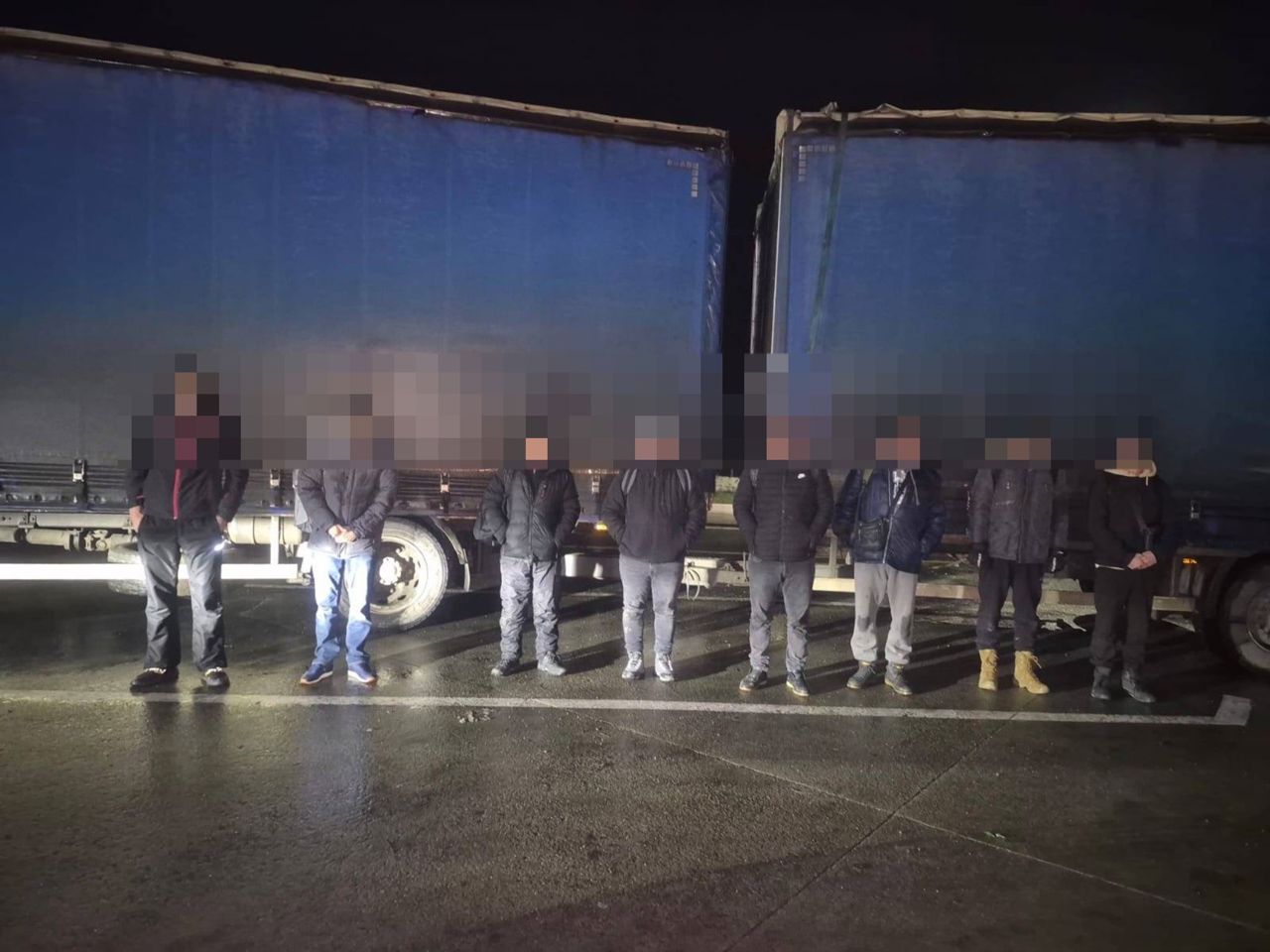 Cazul celor opt ucraineni depistați ascunși într-un camion la vamă: Un moldovean de 29 de ani ar fi implicat