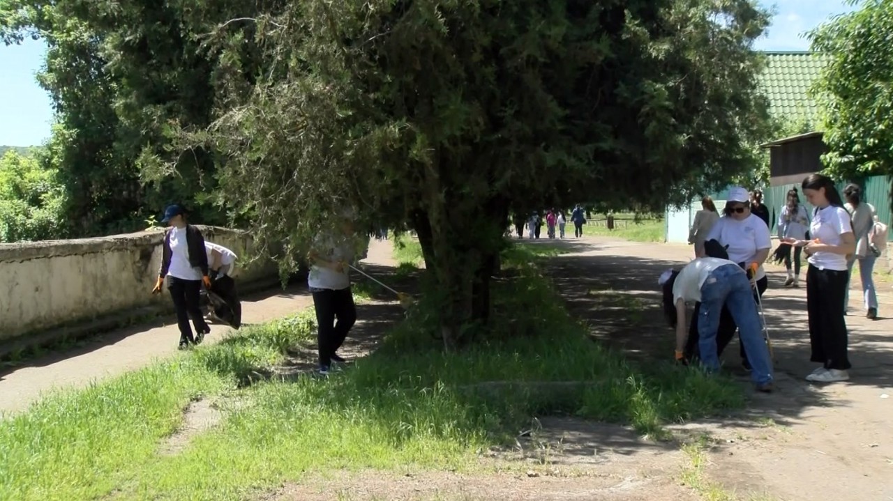 Malurile râului Nistru, mai curate: Peste o mie de oameni din raionul Soroca și-au unit forțele pentru o acțiune de salubrizare 