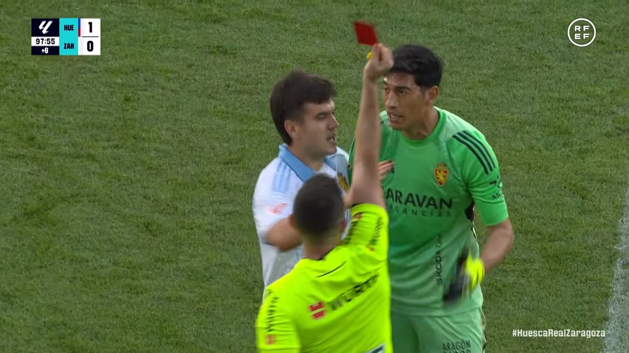 Nebunie la meciul de fotbal dintre Sociedad Deportiva Huesca și Real Zaragoza din divizia secundă a campionatului Spaniei
