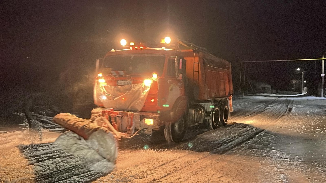 Sute de muncitori și utilaje, mobilizați pentru combaterea poleiului pe drumurile naționale