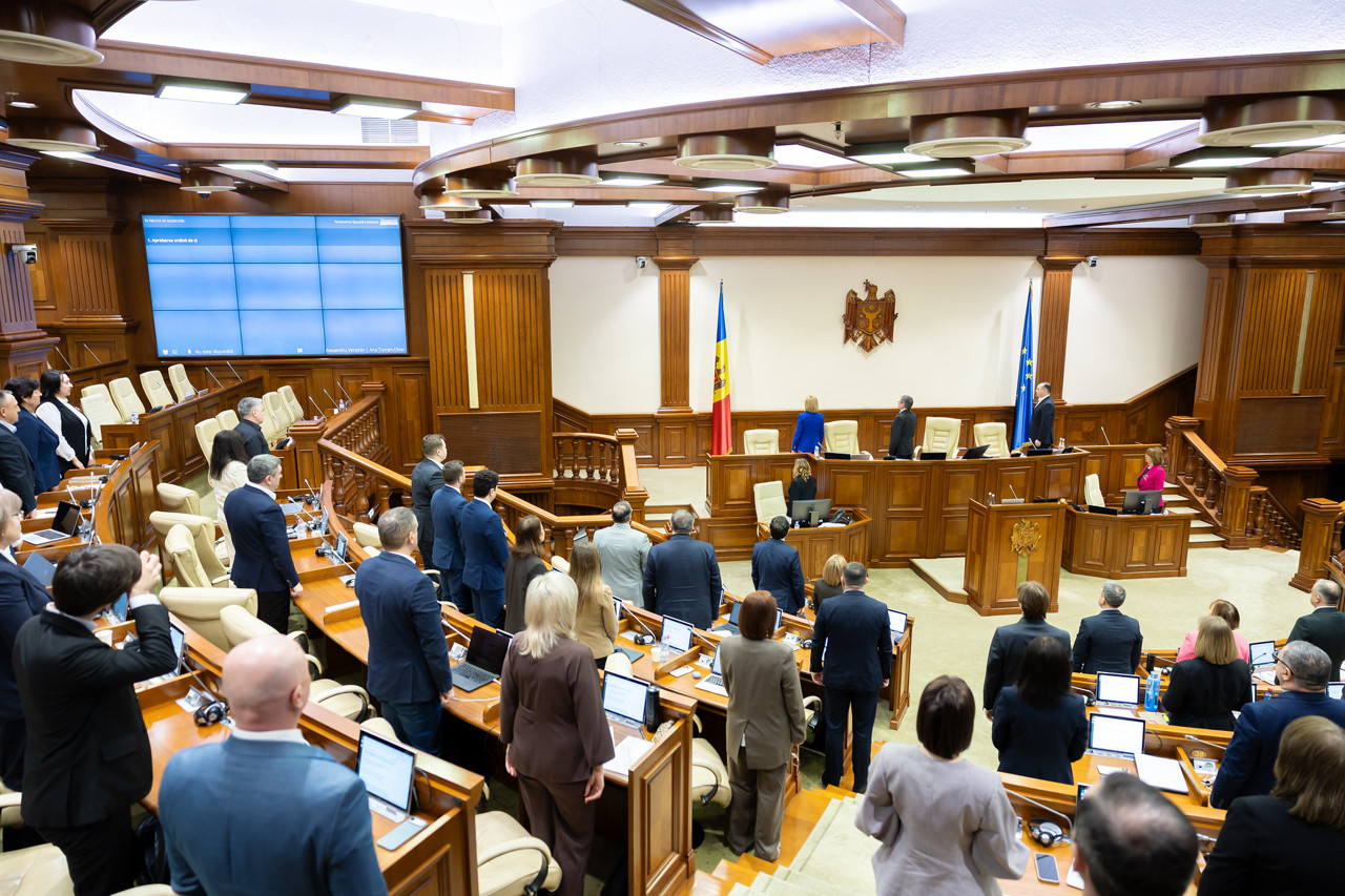 Deputații au păstrat un moment de reculegere pentru Ludmila Vartic. PAS anunță audieri publice