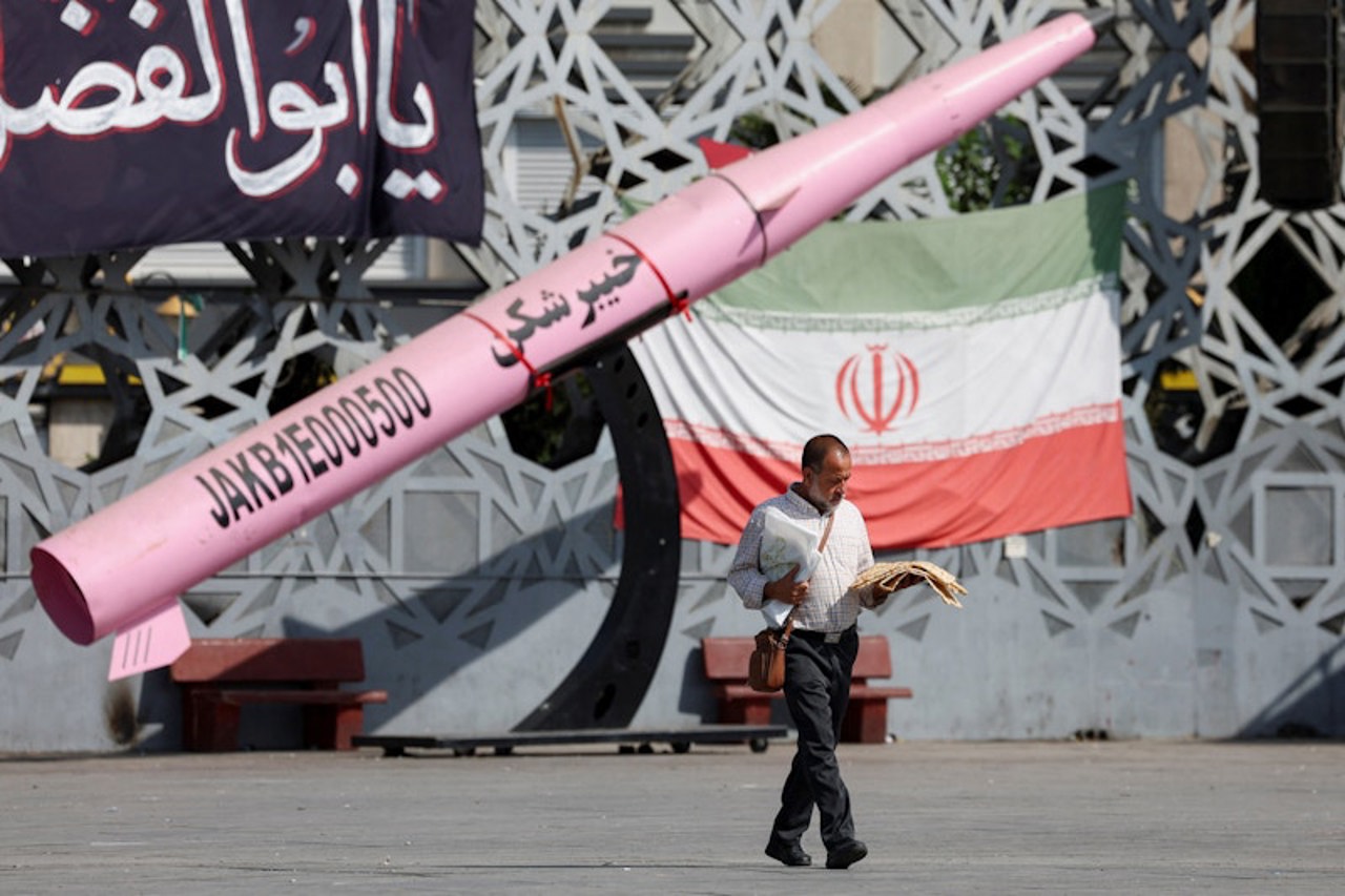 Strâmtoarea Hormuz, blocată din nou: Donald Trump afirmă că SUA „îi bat măr” pe iranieni, după ce navigația comercială este iarăși în pericol