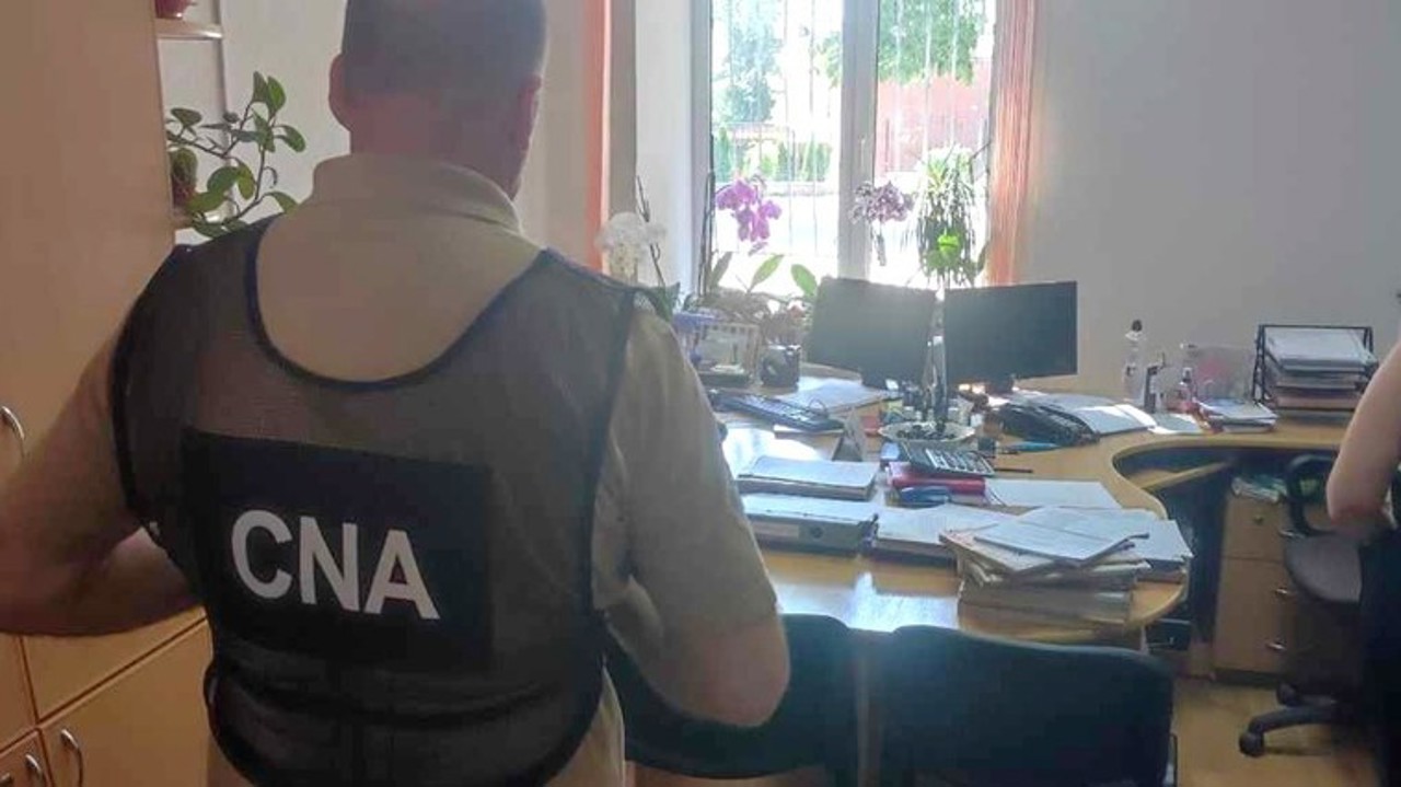 Lăsau bătrânii fără locuințe. Schema pusă la cale de angajații Direcției generale asistență socială din Bălți