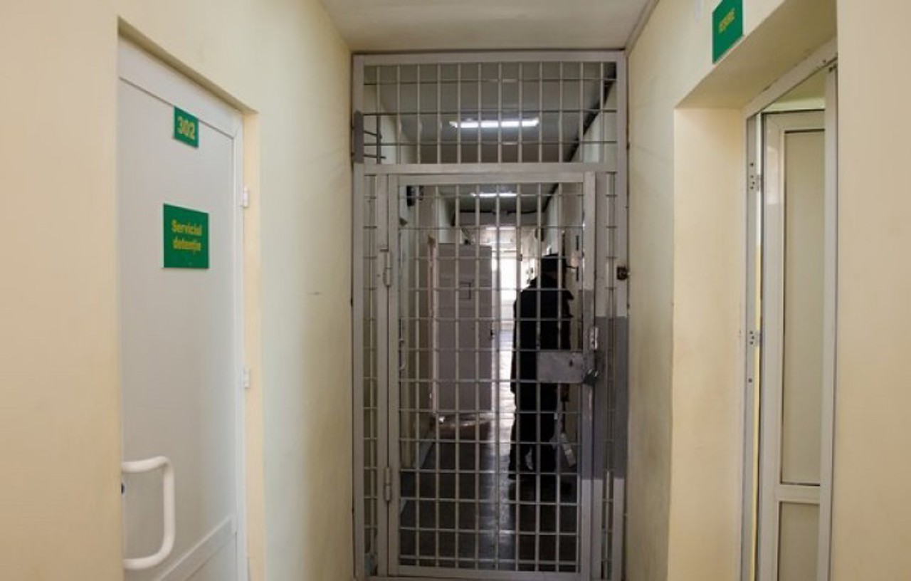 În arest pentru corupere electorală, la Bălți: suspectul promitea bani alegătorilor și recruta oameni pentru proteste