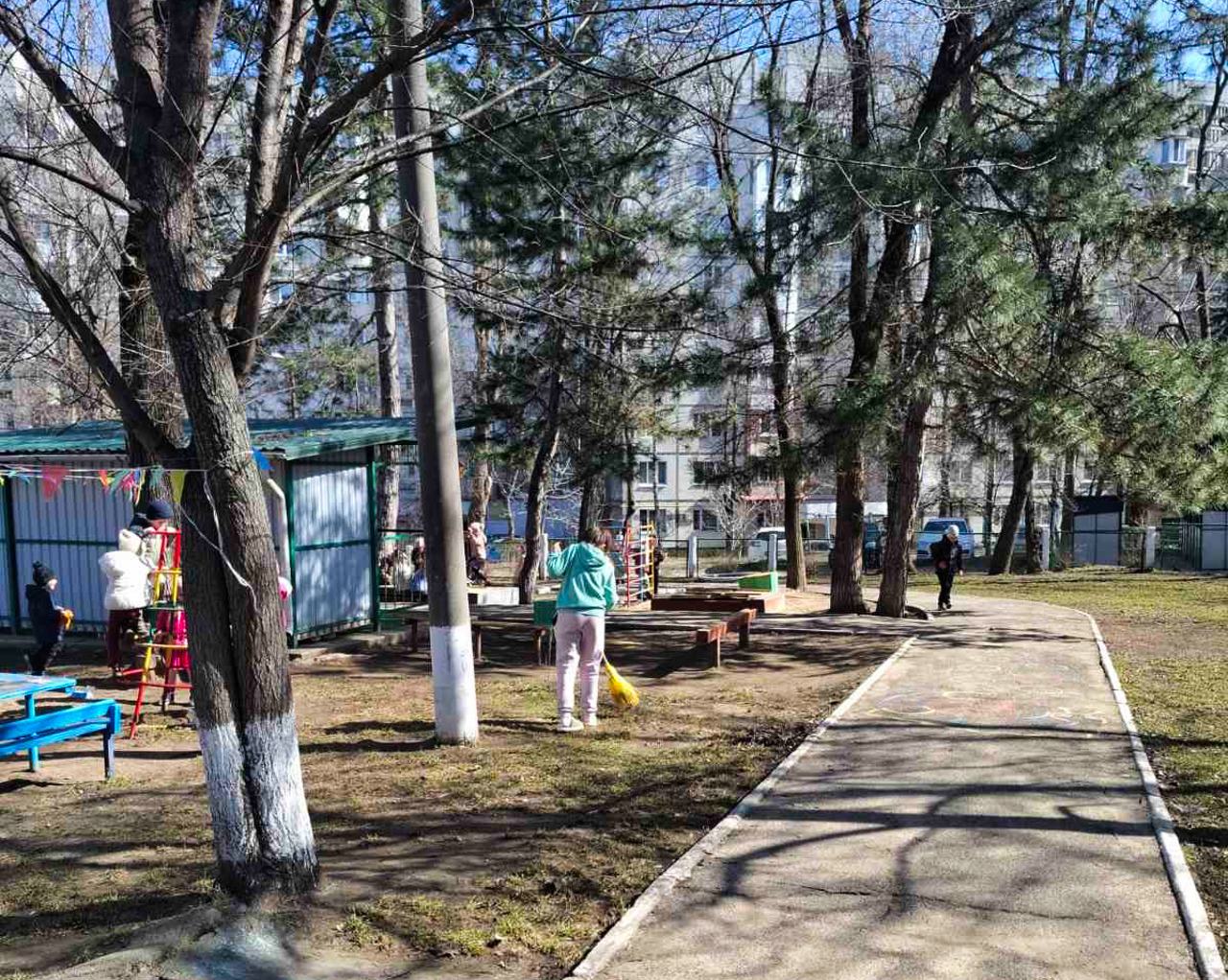 Primarul scurtează o zi de școală pentru curățenie: „Participarea este voluntară”