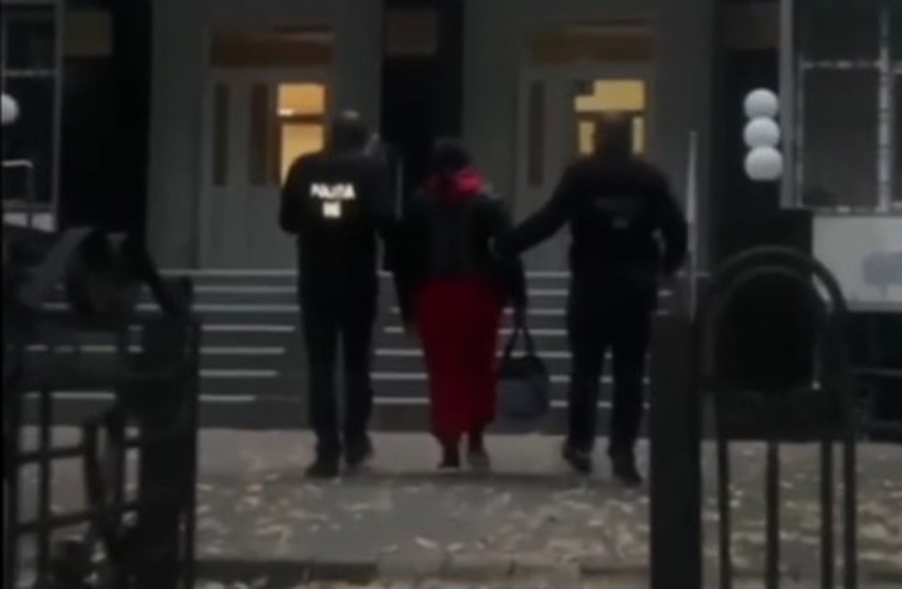 30 de zile de arest pentru avocata din Bălți, reținută în timp ce-i transmitea droguri unui deținut 