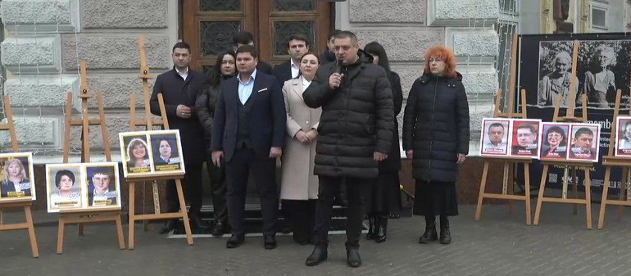  Portretele consilierilor PAS și PSRM, în fața Primăriei: fracțiunea MAN, apel la votarea bugetului