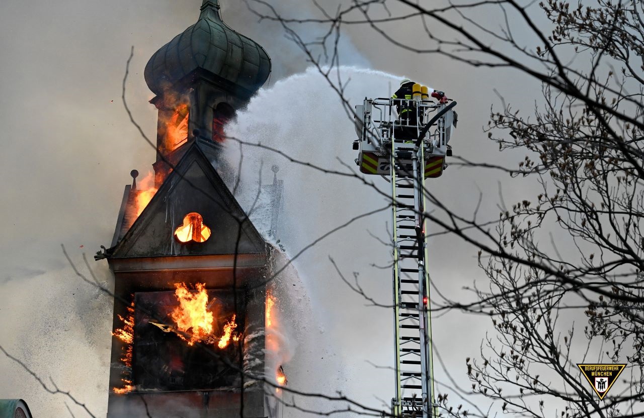 Incendiu puternic într-un azil de bătrâni din orașul german München. 15 persoane, transportate la spital