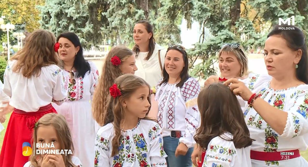Departe de casă, aproape de rădăcini: Copiii moldovenilor din Franța păstrează vie limba română prin cântec și poezie