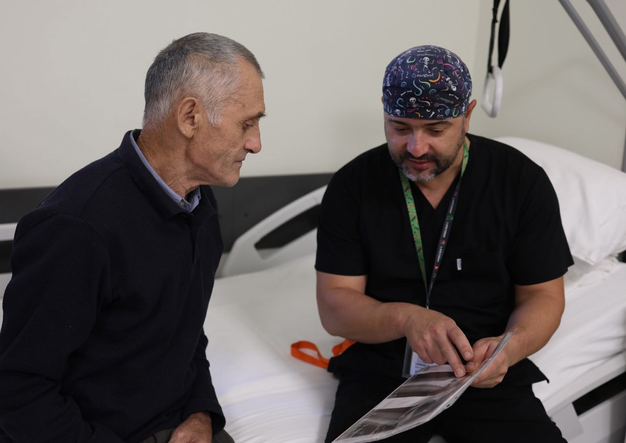 Premieră în R. Moldova: Proteză cu balama rotatorie, implantată la Spitalul de Traumatologie