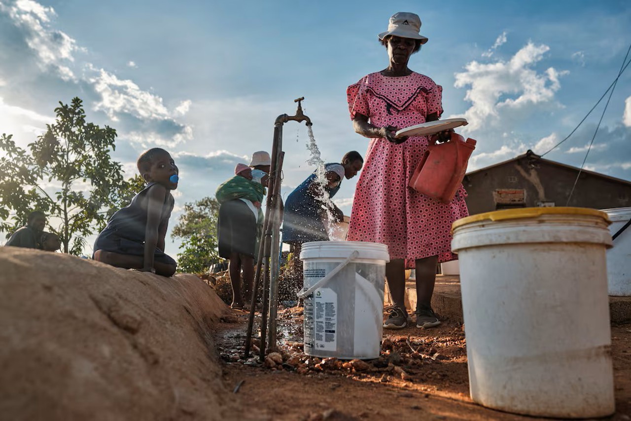 Reuters / Locuitorii stau la coadă pentru a colecta apă, în timp ce temperaturile cresc în timpul unui val de căldură și a secetei legate de El Nino care afectează o mare parte a țării, în Bulawayo, Zimbabwe, 7 martie 2024