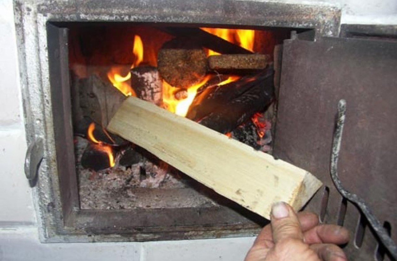 Un bărbat a ajuns la spital cu arsuri pe față în urma supraîncălzirii sobei