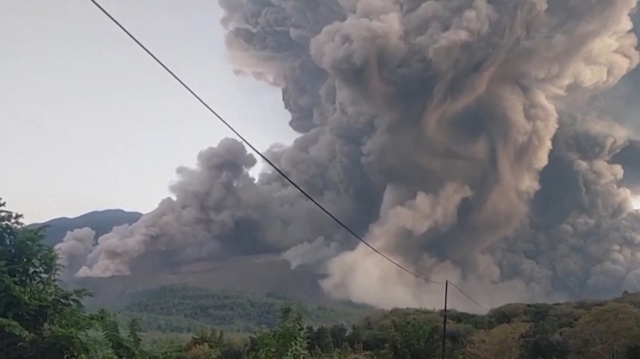 Vulcanul Lewotobi Laki-laki a erupt: Evacuări în zonă, nicio victimă raportată