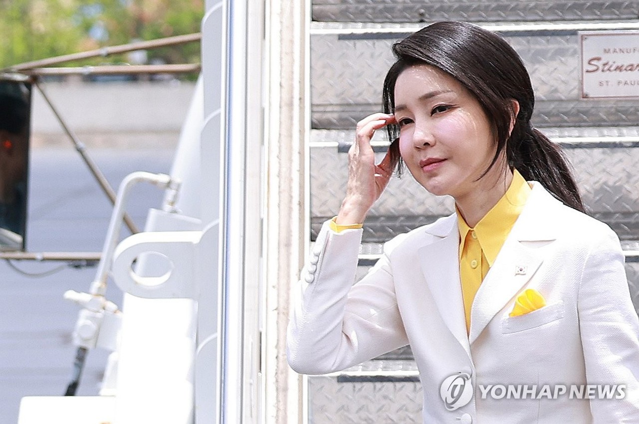 Prima doamnă a Coreei de Sud, interogată de procurori timp de 12 ore, după ce a acceptat o geantă de lux