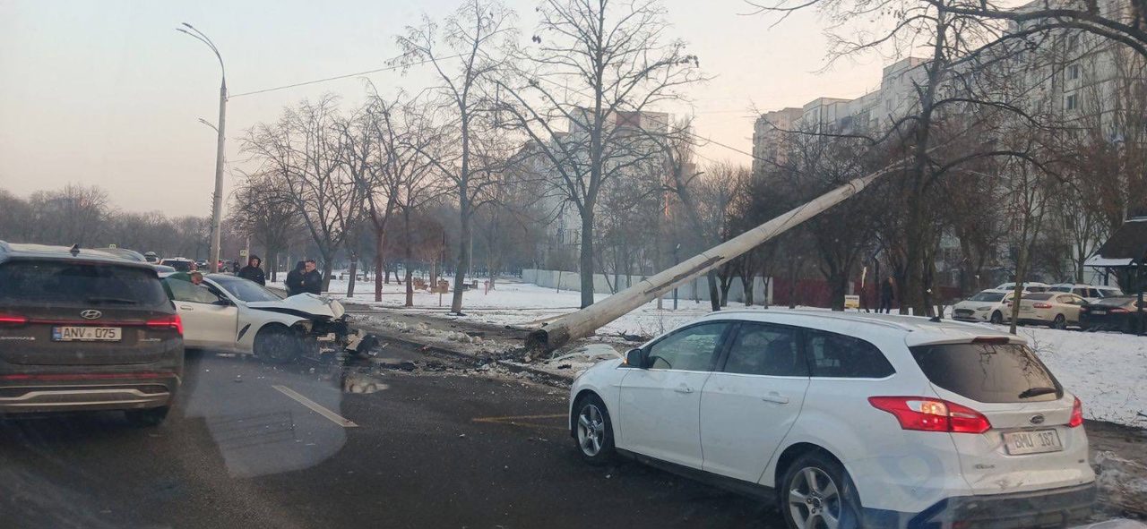 Accident pe strada Albișoara din capitală: Două persoane au ajuns la spital 