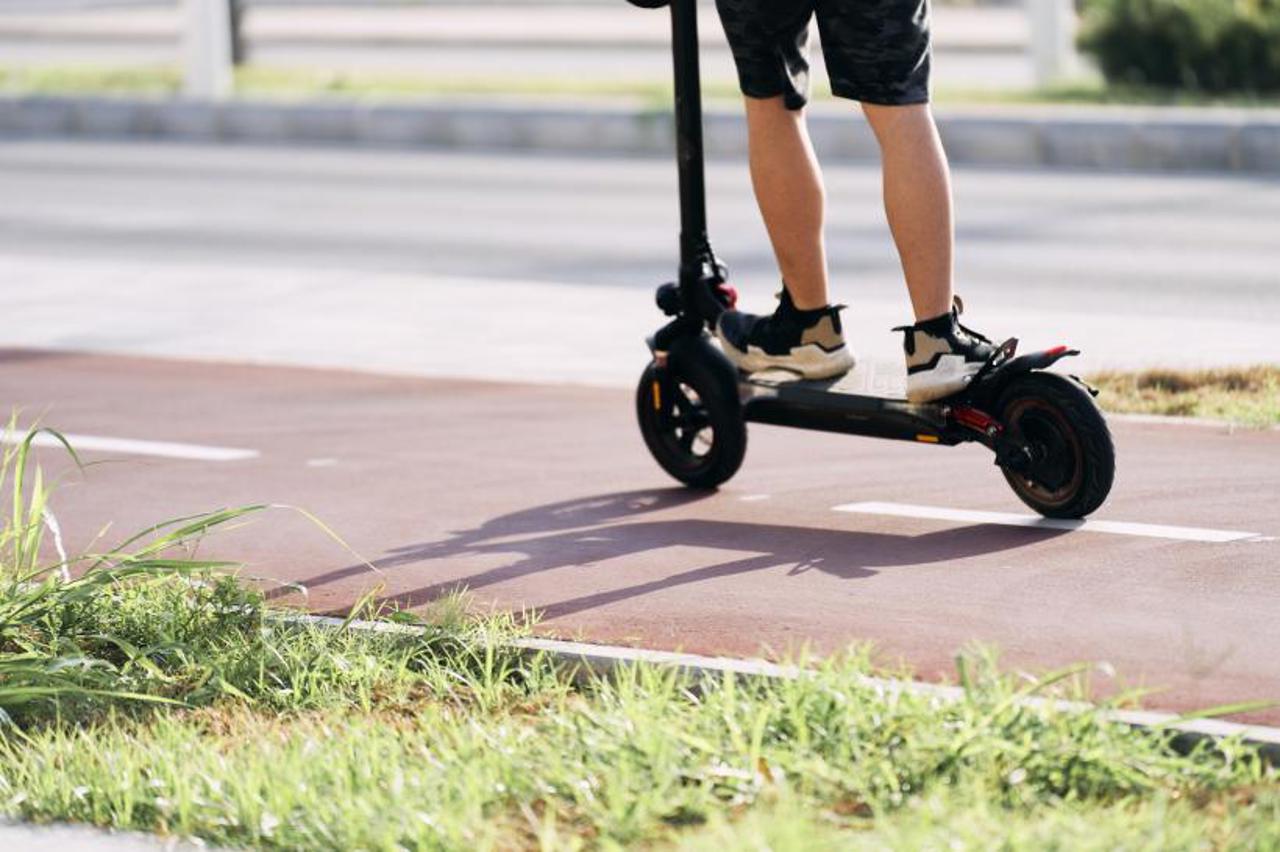 Trotinetele electrice, alternativă ecologică sau pericol în trafic: „Dacă acel conducător este minor, răspunde părintele”