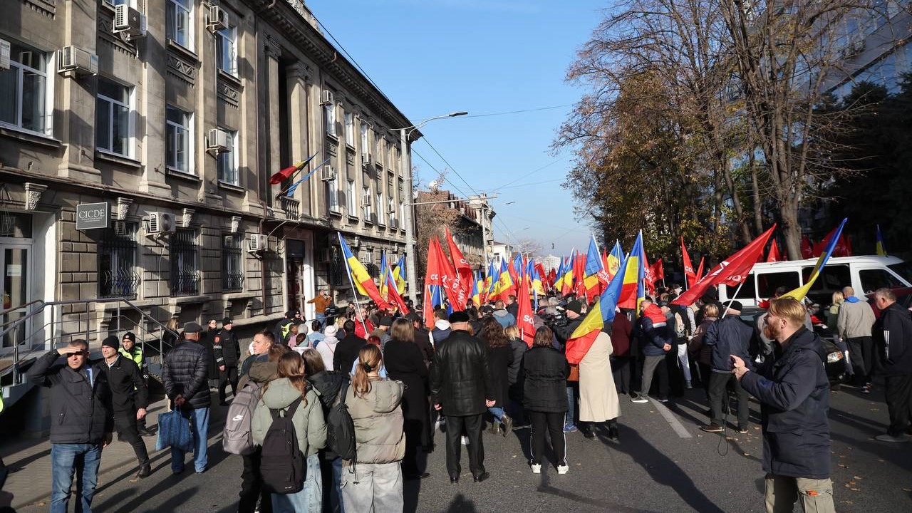 Socialiștii au protestat în fața CEC: Acuzații de politizare a instituției, PAS respinge criticile