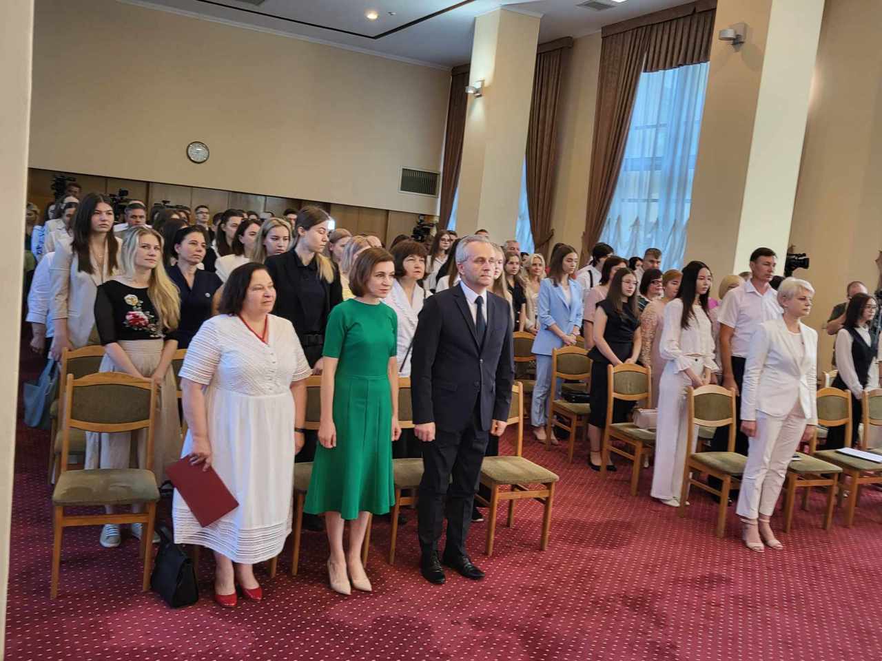 Дипломы с отличием для выпускников со средним баллом 10 на БАКе: Майя Санду: "Мы ждем вас дома, у нас много дел"