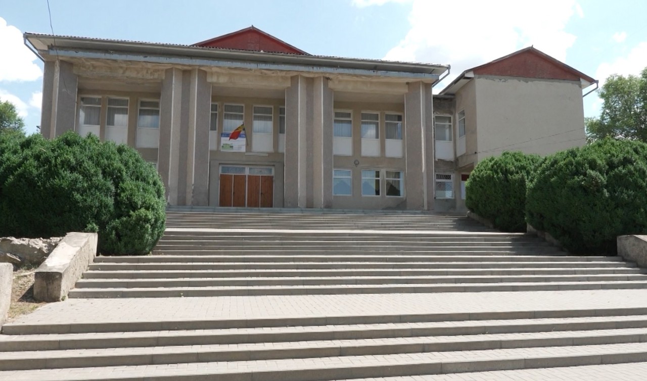 Casa de cultură din Burlacu, în stare degradată, la doar trei ani după renovarea cu peste 500 de mii de lei 