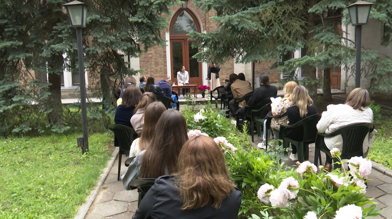 Recital poetic în curtea Muzeului Național al Literaturii Române