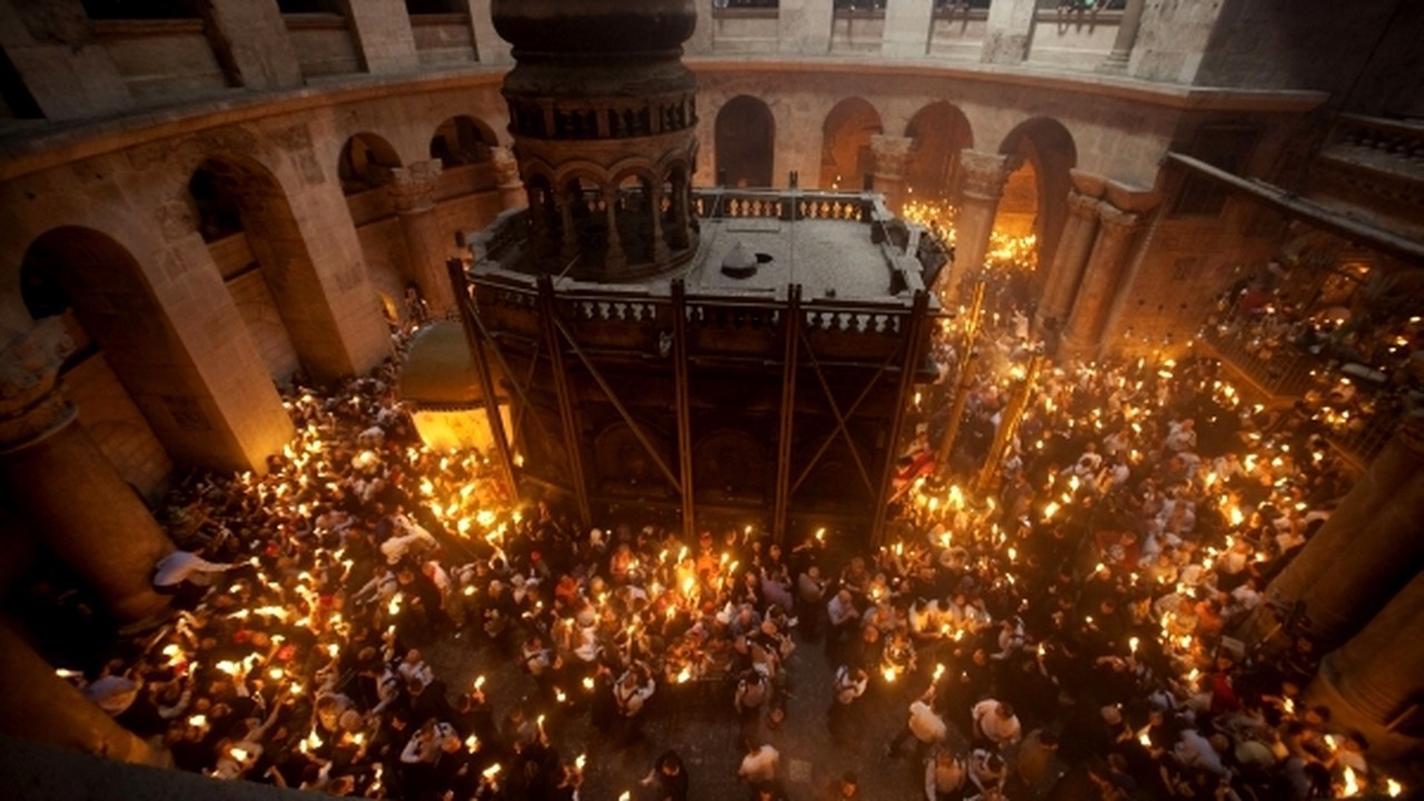 Holy Fire lit up in Jerusalem and will be brought to Chișinău
