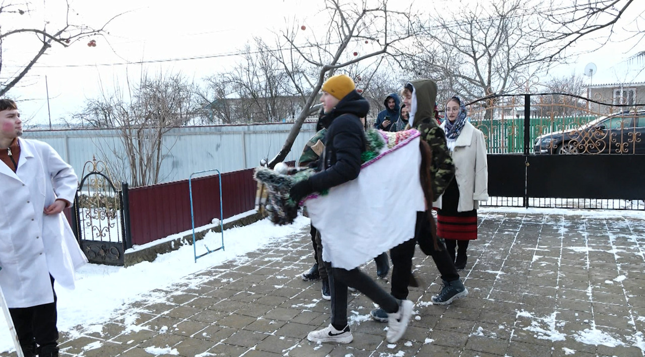 Din poartă în poartă, cu urături și colinde: Ajunul Anului Nou la Călinești