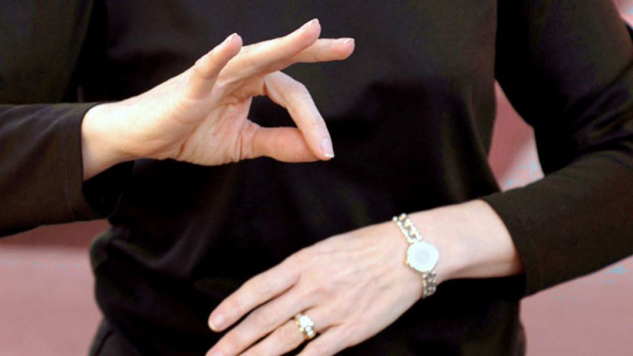 Din 1 ianuarie 2023 intră în vigoare noile reguli privind interpretarea în limbaj mimico-gestual 