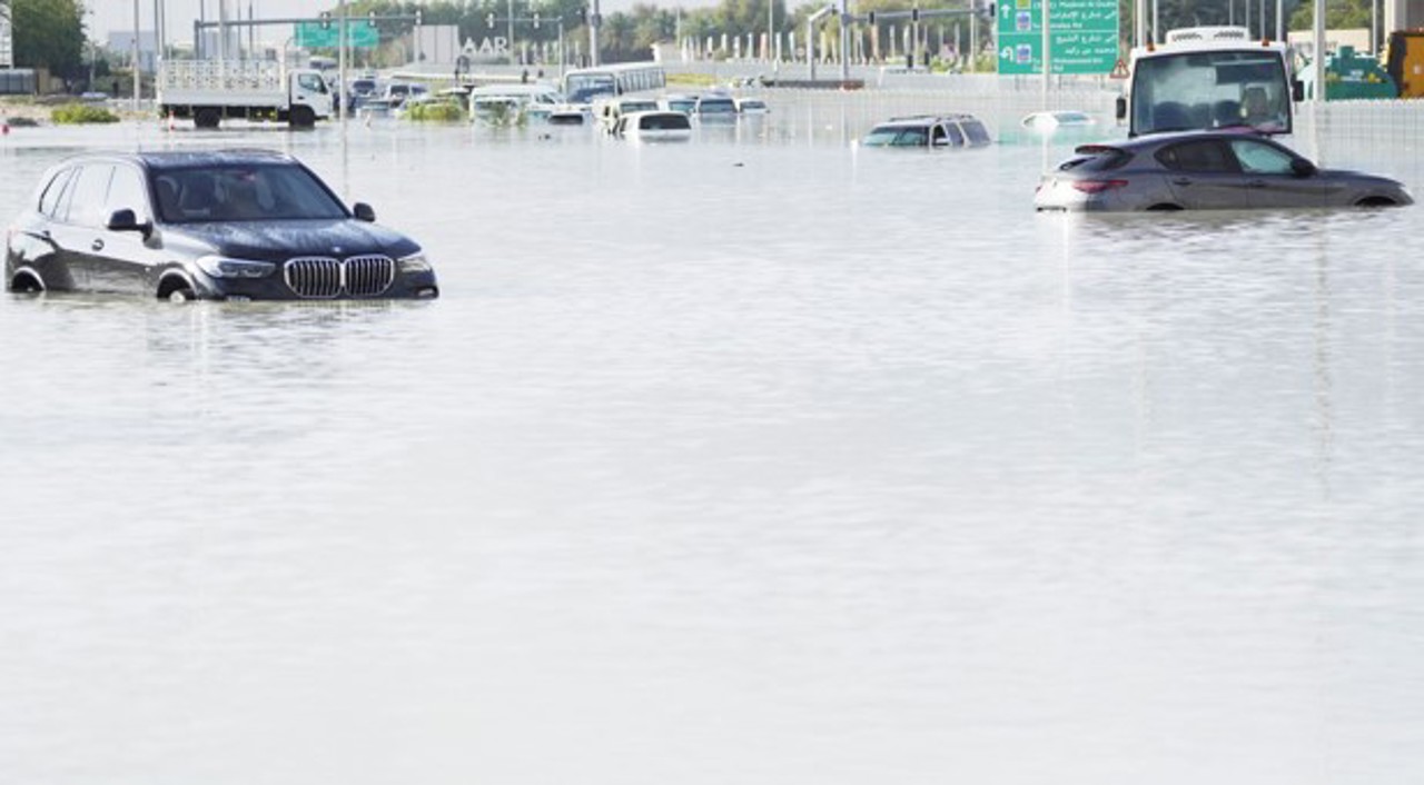 Сильные наводнения в Объединенных Арабских Эмиратах, вызванные проливными дождями. Хаос в аэропорту Дубая