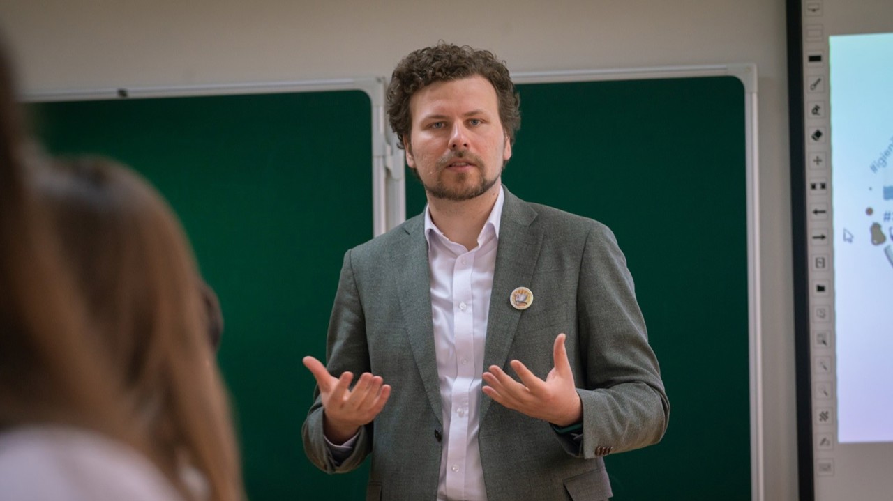 Ministrul Educației și Cercetării, de Ziua Profesorului: „Aproximativ 90% din cei care intră în școală lasă rădăcini și rămân”
