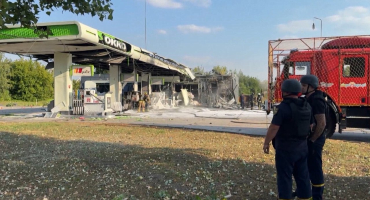 Moscova a bombardat infrastructura energetică a Ucrainei, iar Kievul a atacat rafinării rusești  