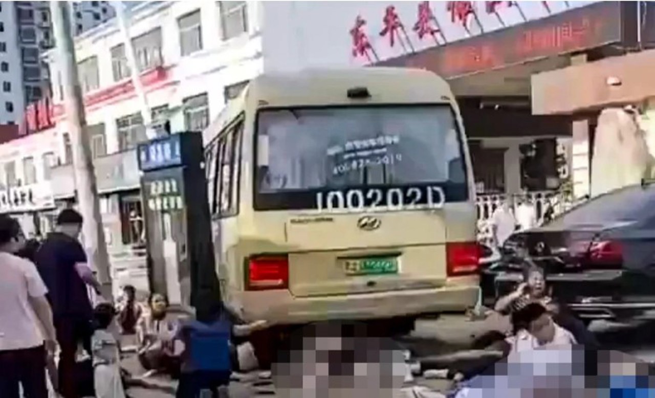 China: 11 morți, printre care copii, după ce un autobuz a lovit un grup de elevi