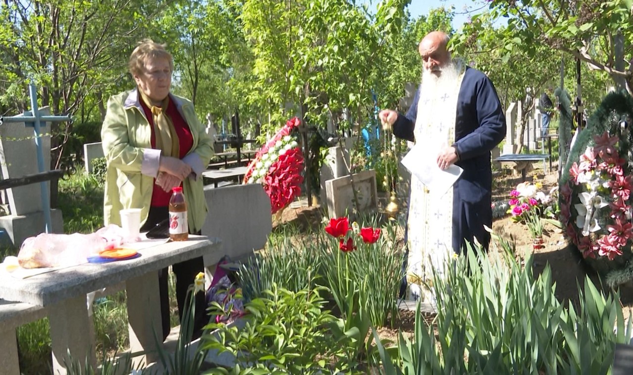 Oamenii au venit la cimitire pentru a-și pomeni rudele răposate