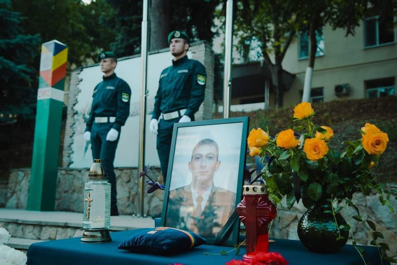 FOTO // Polițistul de frontieră ucis în atacul de la Aeroport, petrecut pe ultimul drum