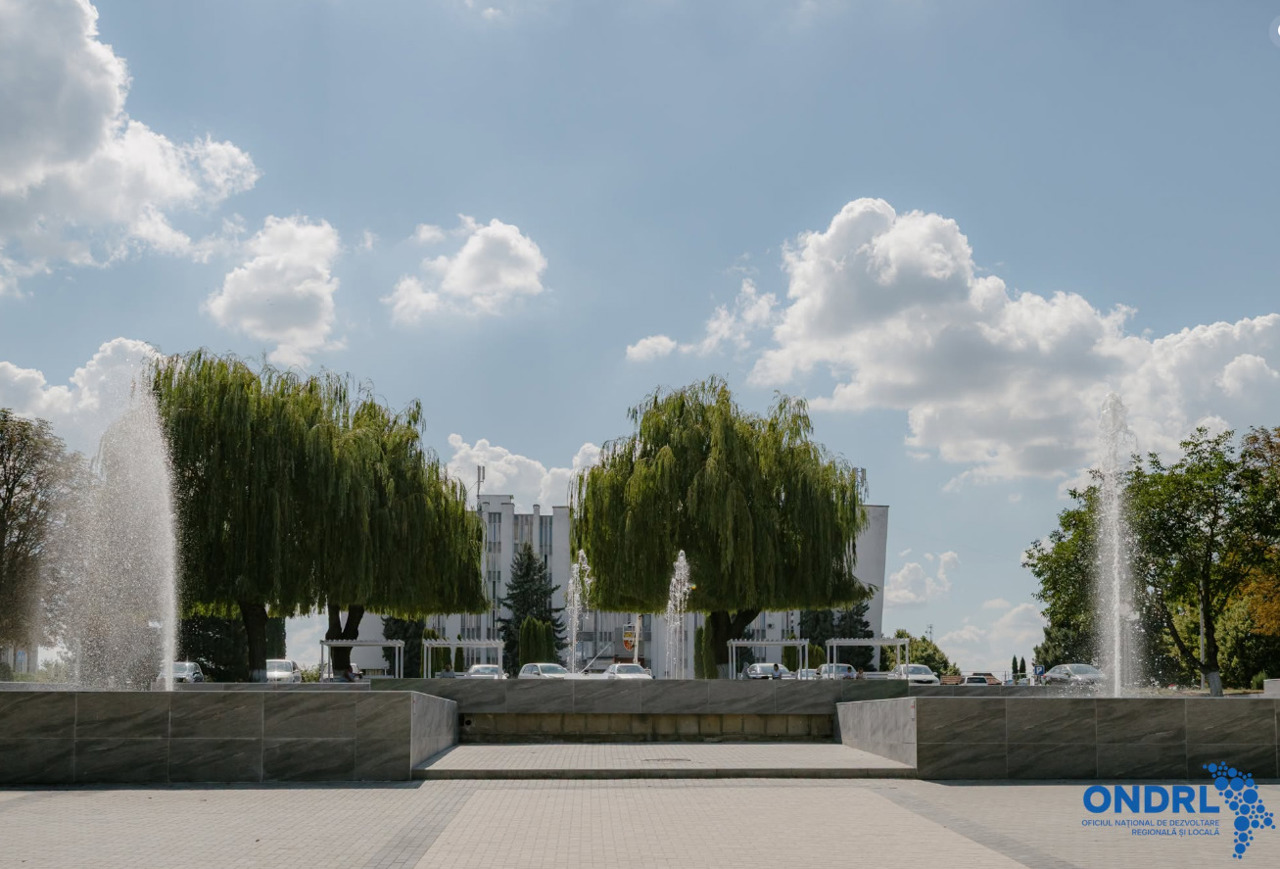 Un parc din Ocnița a fost reabilitat prin „Satul European”: Havuzuri renovate, alei pavate și iluminat modern