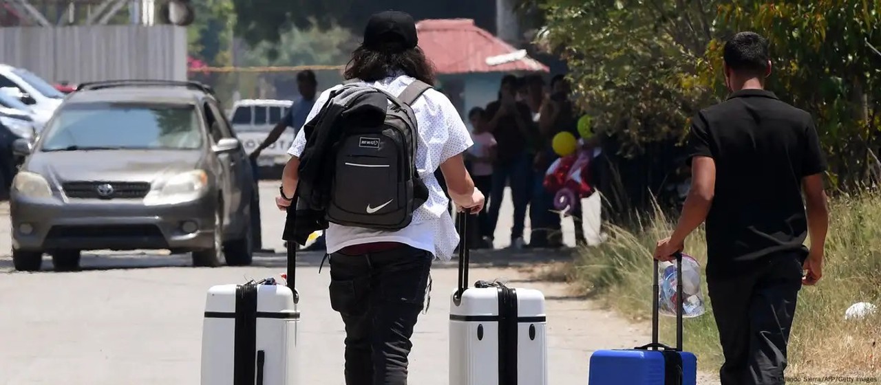 SUA: Primul zbor cu migranți care au ales „autodeportarea” a ajuns în Honduras și Columbia