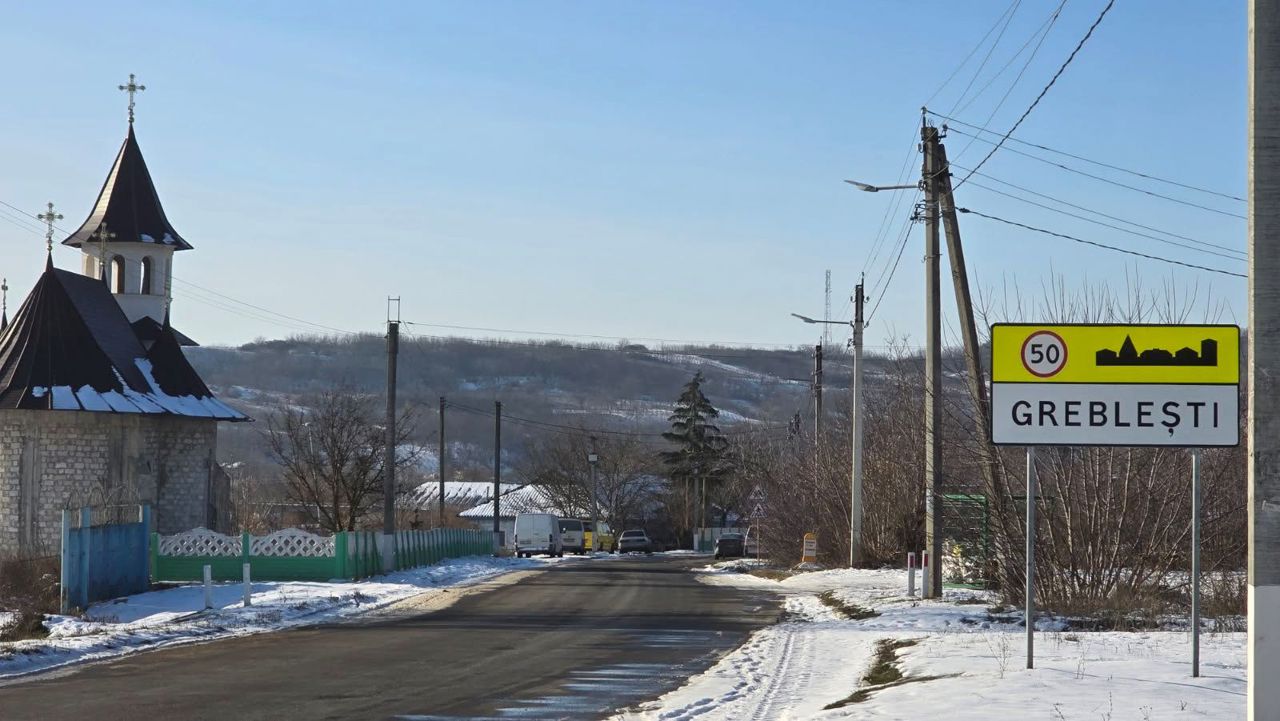 De la glod și gropi la asfalt: drumul din centrul satului Mărtinești intră în reparație capitală până la 1 iulie