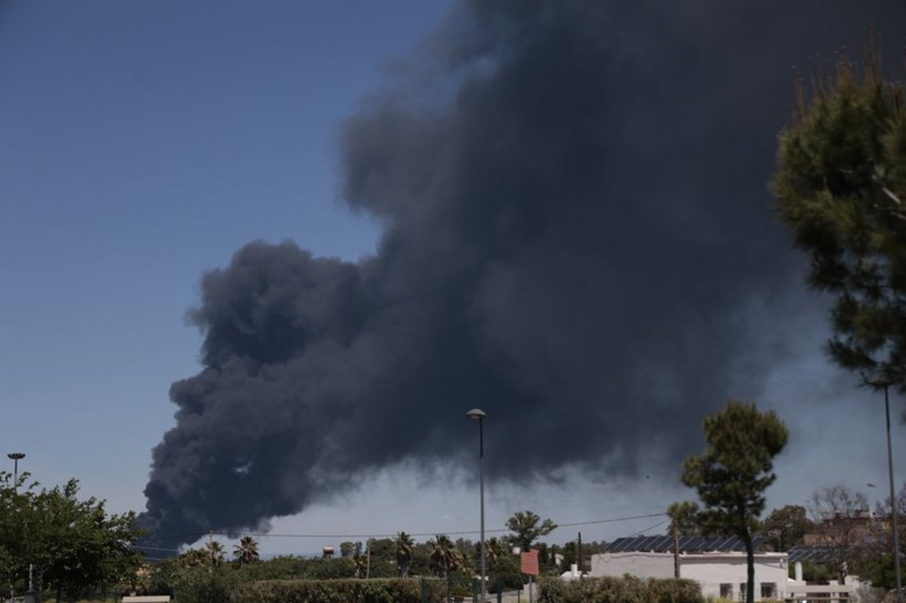Spania: Aproape 80.000 de persoane, îndemnate să se izoleze în case după un incendiu la un hangar cu produse chimice