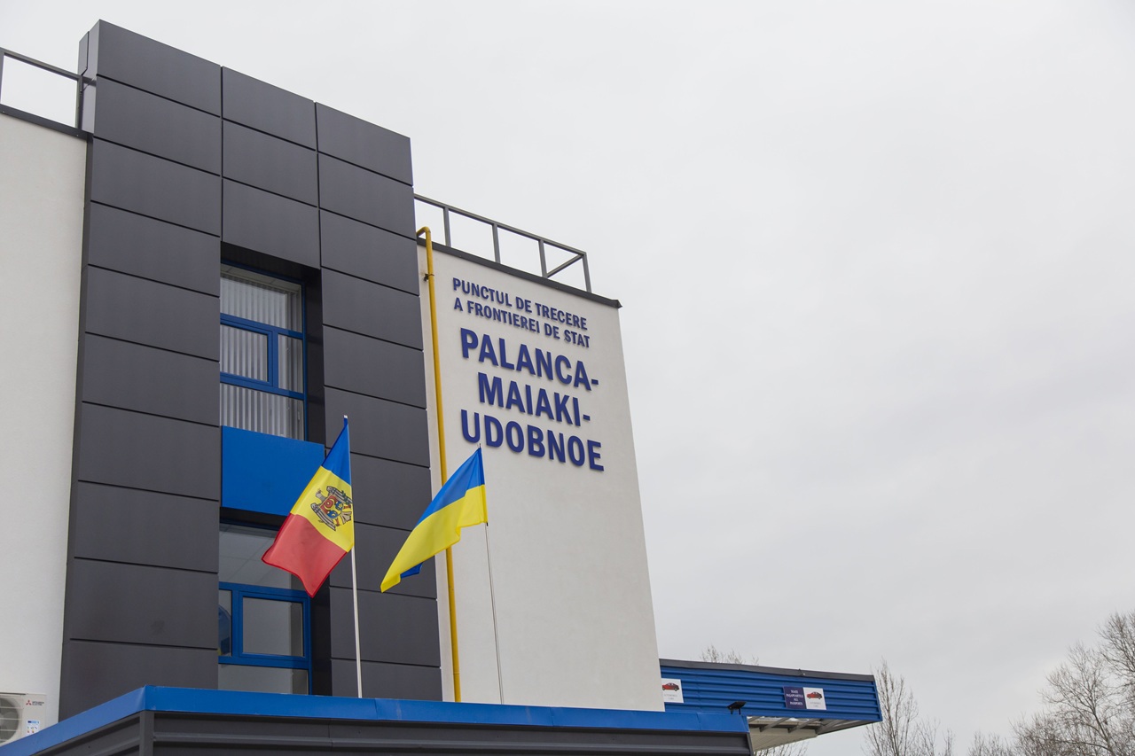 Punctele de trecere a frontierei care și-au sistat activitatea după un atac cu drone pe teritoriul Ucrainei și-au reluat activitatea: A fost vizat podul peste Nistru  