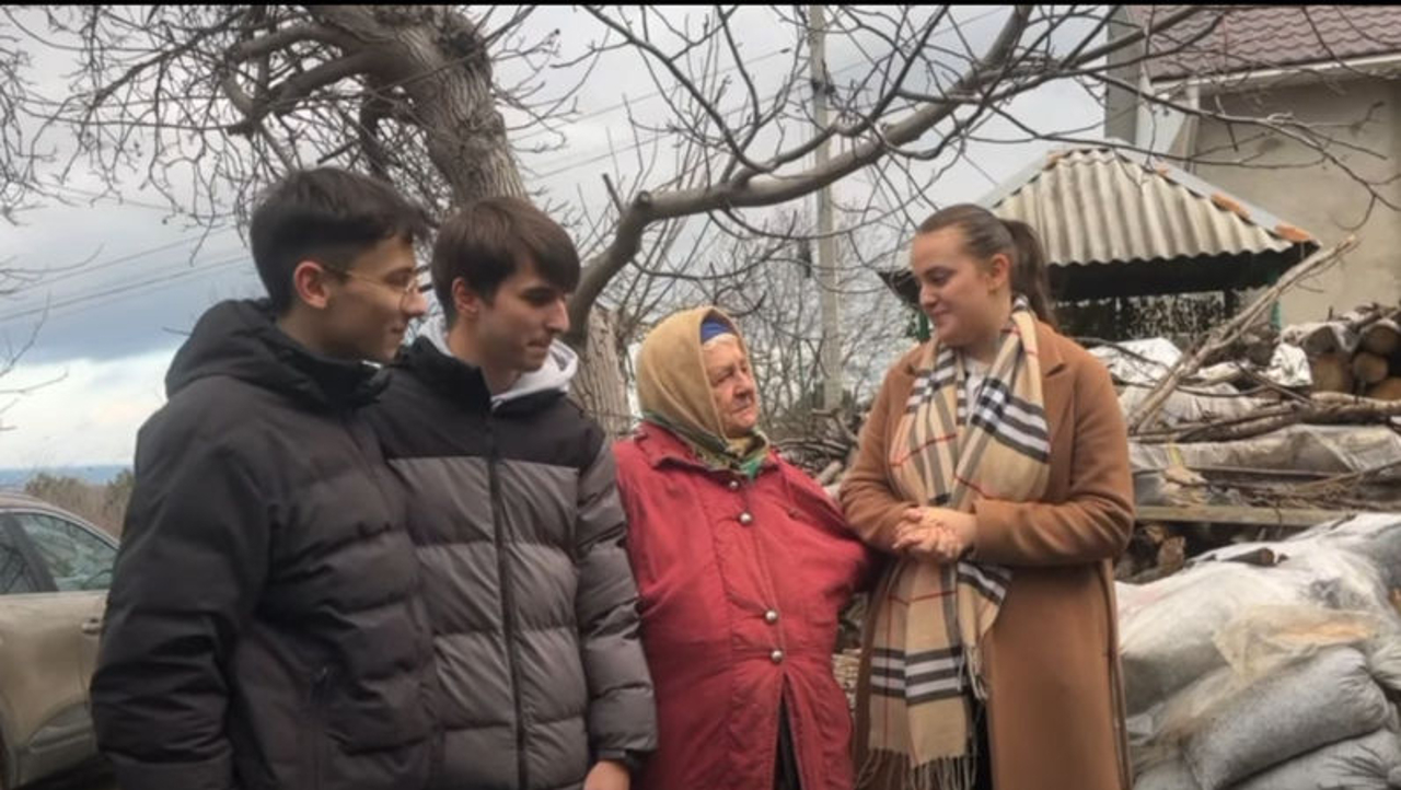 „Războiul Bănuților”, lecție de generozitate: elevii din Soroca au cumpărat peleți pentru a încălzi casele vârstnicilor