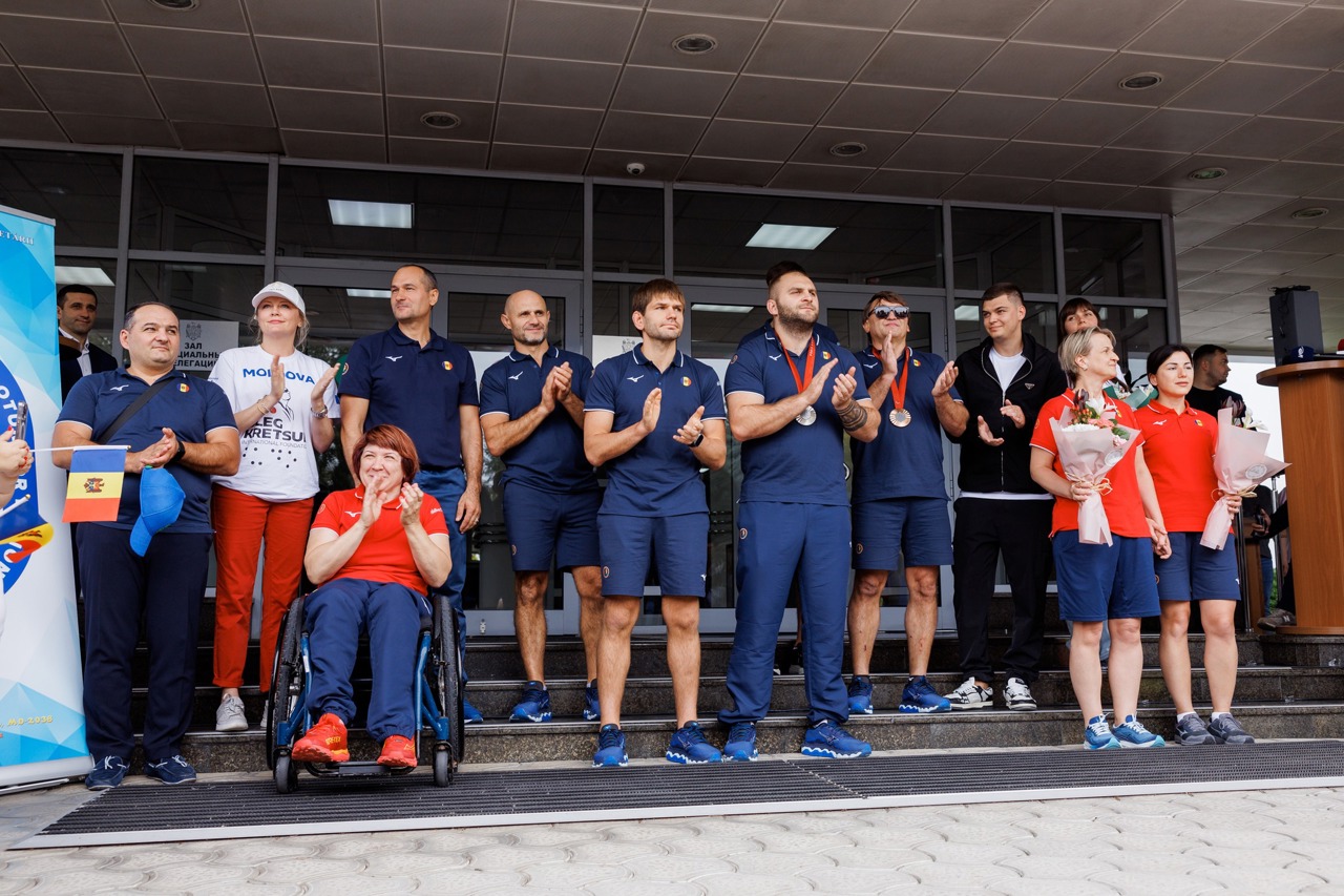 Medaliile au ajuns în Republica Moldova! Paralimpicii au fost întâmpinați cu mare fast la Aeroportul Internațional Chișinău