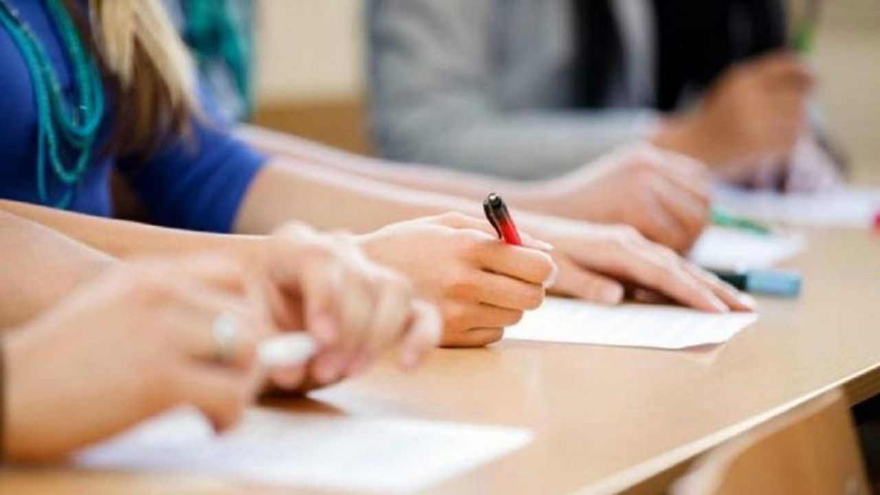 Piața lucrărilor academice contra cost, tot mai activă: Autoritățile anunță soluții anti-plagiat