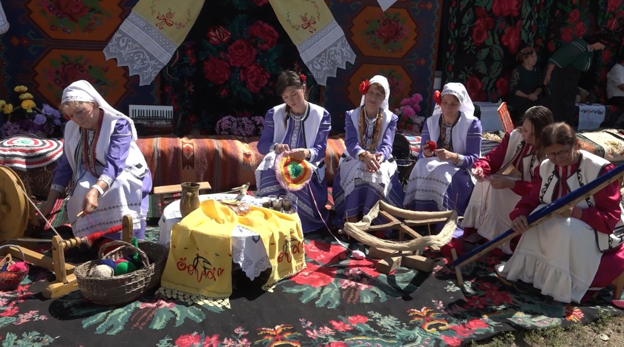 Festival la Gaidar: Vizitatorii au descoperit cum se prelucrează lâna și se țes covoarele