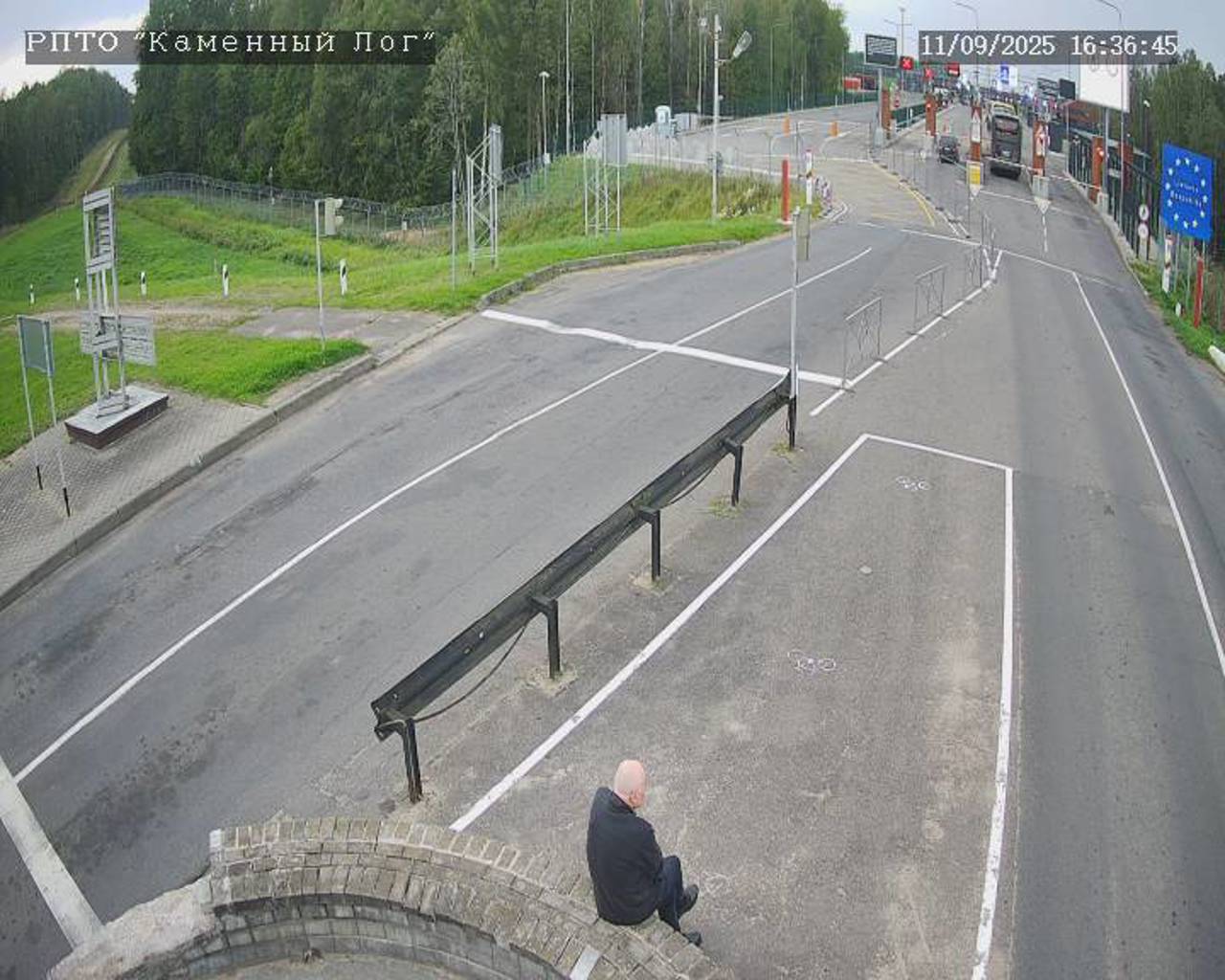 zerkalo.io/ Похожий на Николая Статкевича мужчина сидит на нейтральной полосе между Литвой и Беларусью