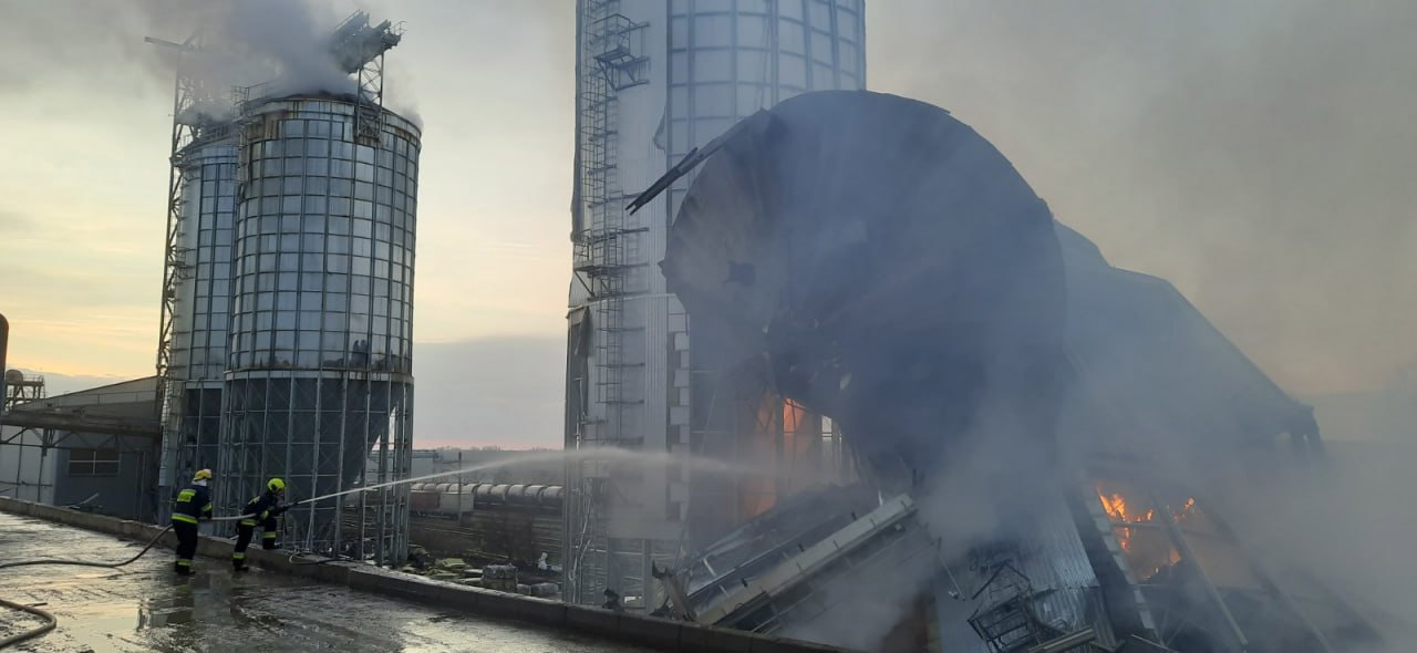 Сильный пожар в порту Джурджулешты. Обрушился резервуар для хранения пеллет из подсолнечного шрота