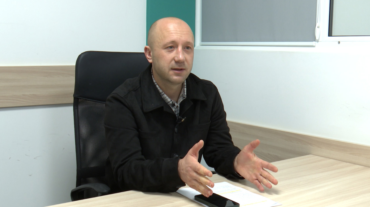 De la dependență la recuperare: povestea unui fost consumator de droguri, care acum îi ajută pe alții