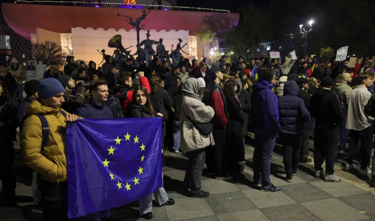 Protest spontan față de accederea lui Călin Georgescu în turul doi. „Călin Georgescu, noul Antonescu!”, au scandat tinerii adunați la București 