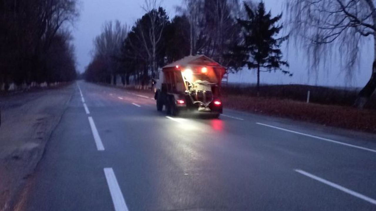 ASD: Tone de material antiderapant, împrăștiat pe drumurile naționale