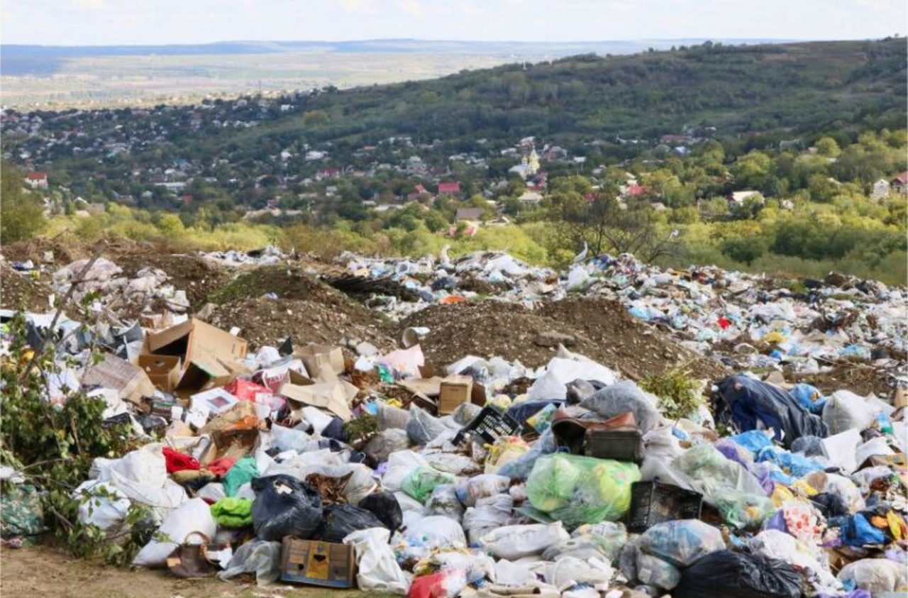 Centrul regional de deșeuri de la Șerpeni și Puhăceni, contestat de localnici; Ministerul Mediului efectuează studii amănunțite