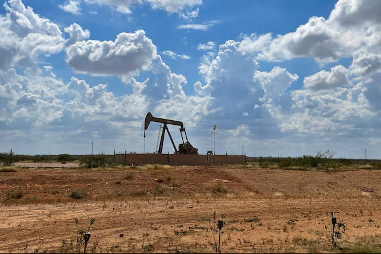 На фоне войны между США, Израилем и Ираном цены на нефть взлетели более чем на 25%