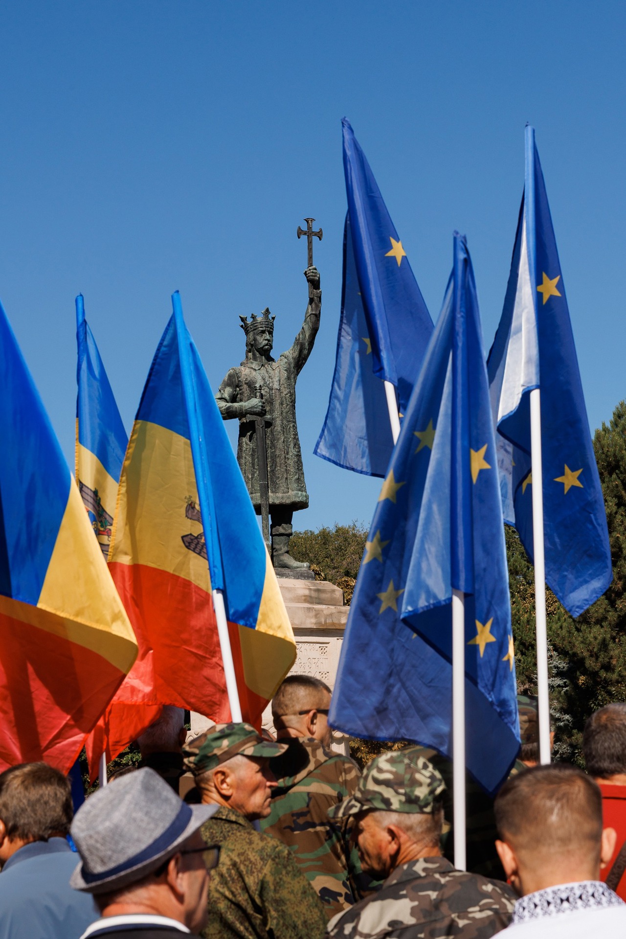 34 de ani de Independență: liderii țării și cetățenii au depus flori la „Maica Îndurerată” și la monumentul domnitorului Ștefan cel Mare și Sfânt